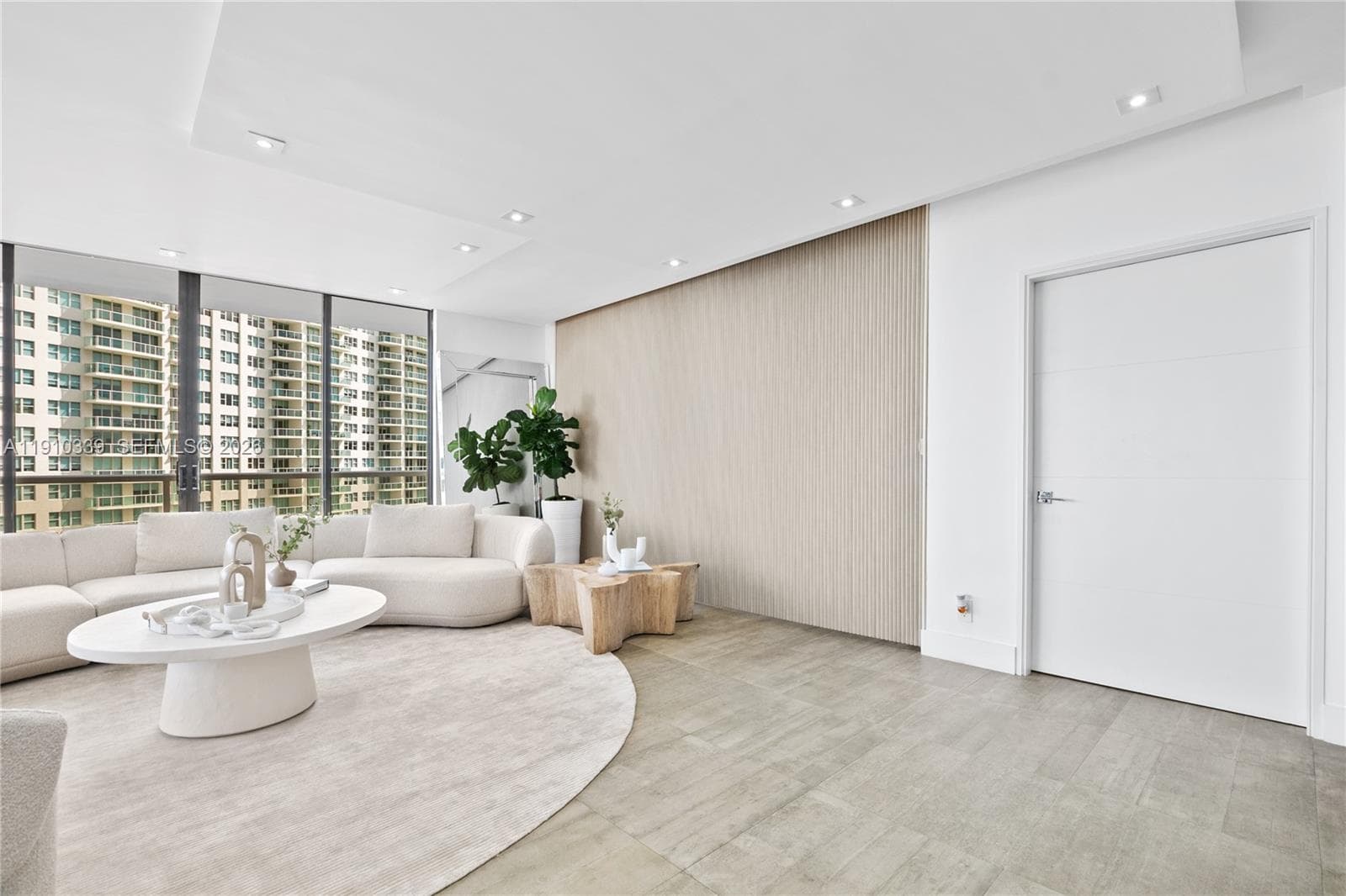 20281 E Country Club Dr 808 photo 13