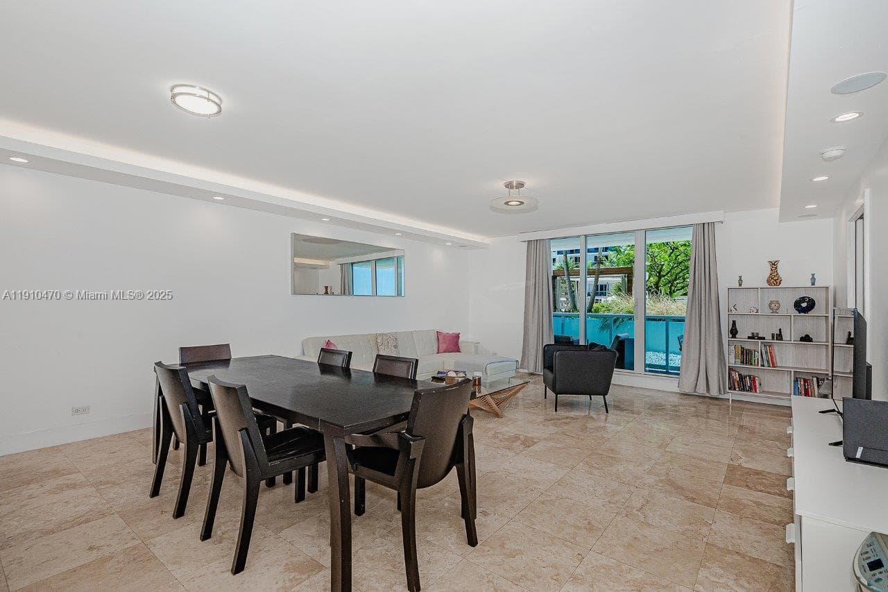 2301 Collins Ave 310 photo 2