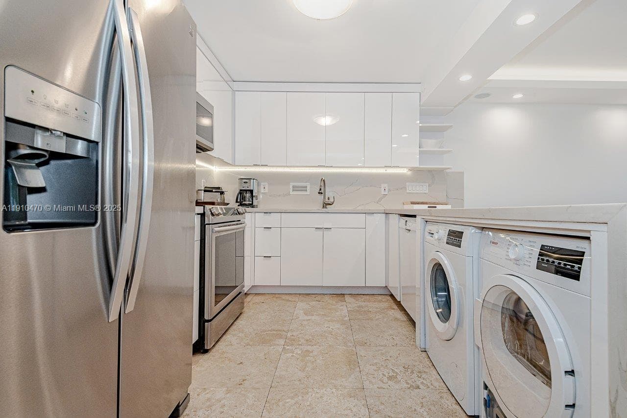 2301 Collins Ave 310 photo 13
