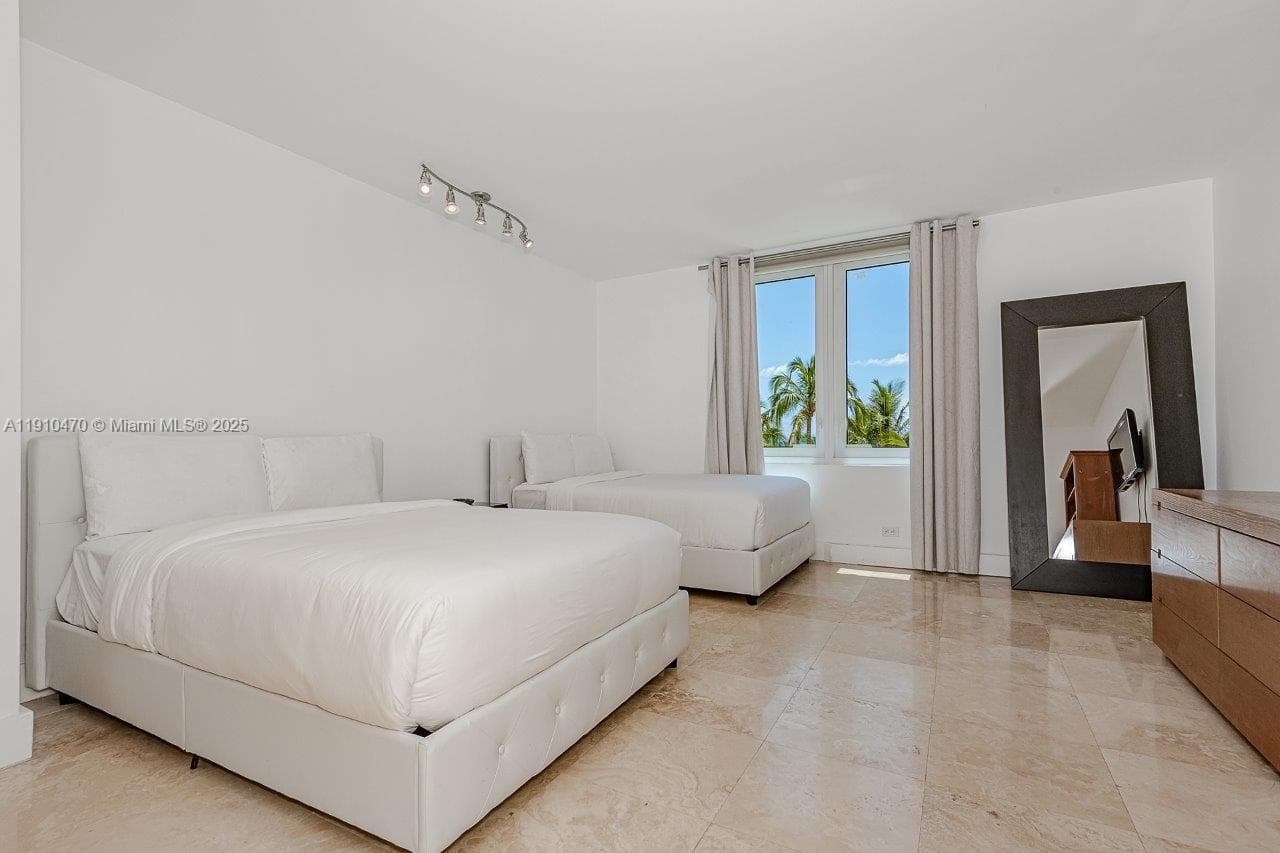 2301 Collins Ave 310 photo 22