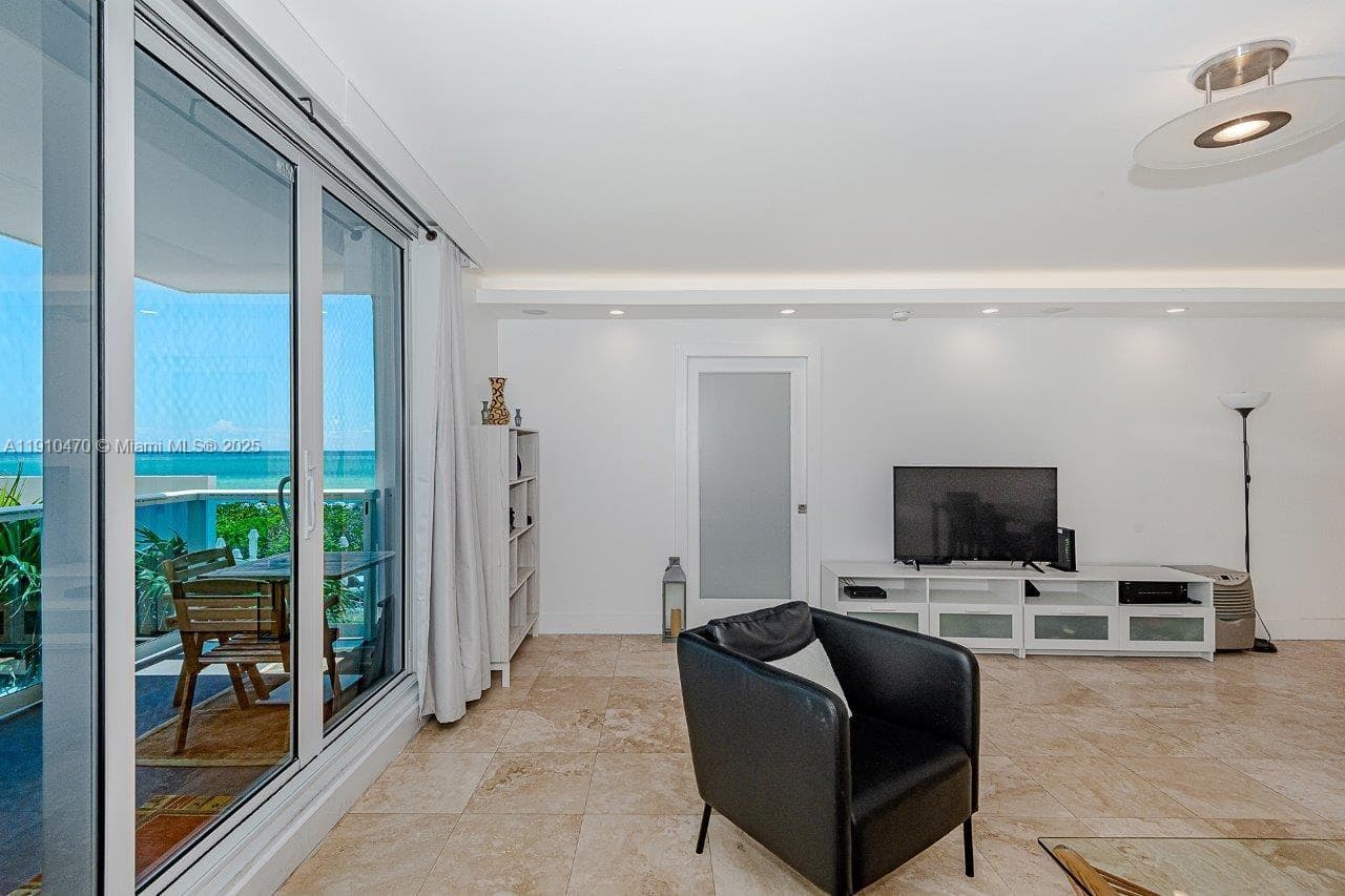 2301 Collins Ave 310 photo 7