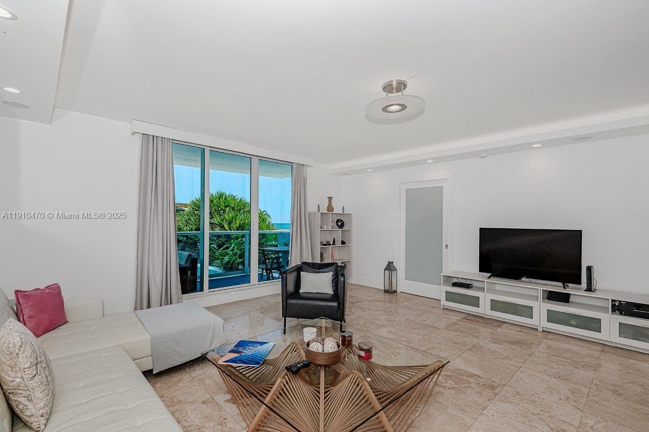 2301 Collins Ave 310 photo 5