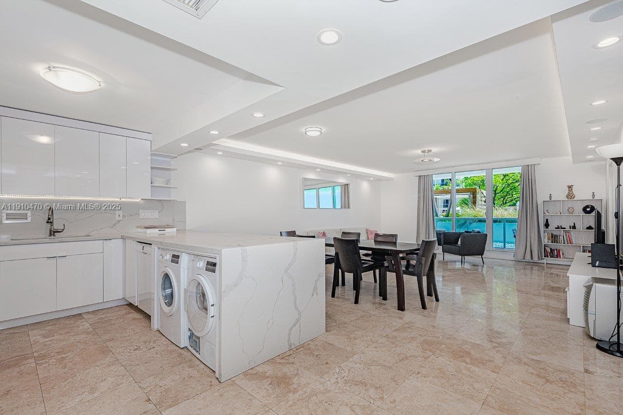2301 Collins Ave 310 photo 14