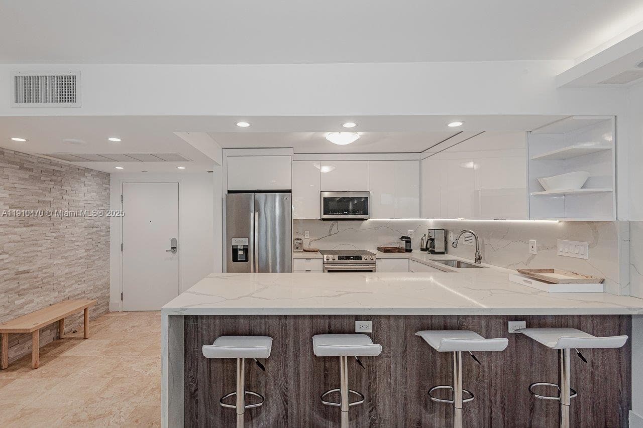 2301 Collins Ave 310 photo 11