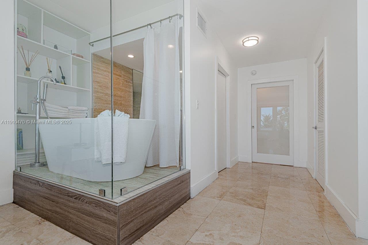 2301 Collins Ave 310 photo 19
