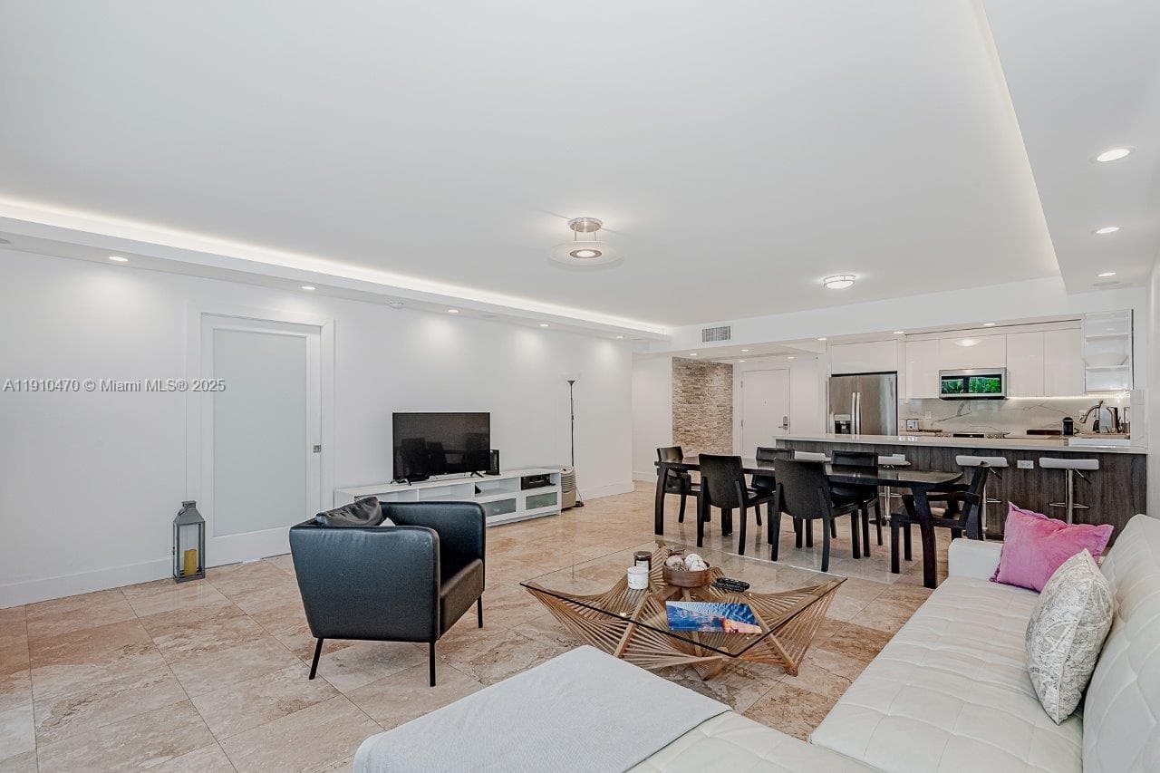 2301 Collins Ave 310 photo 8