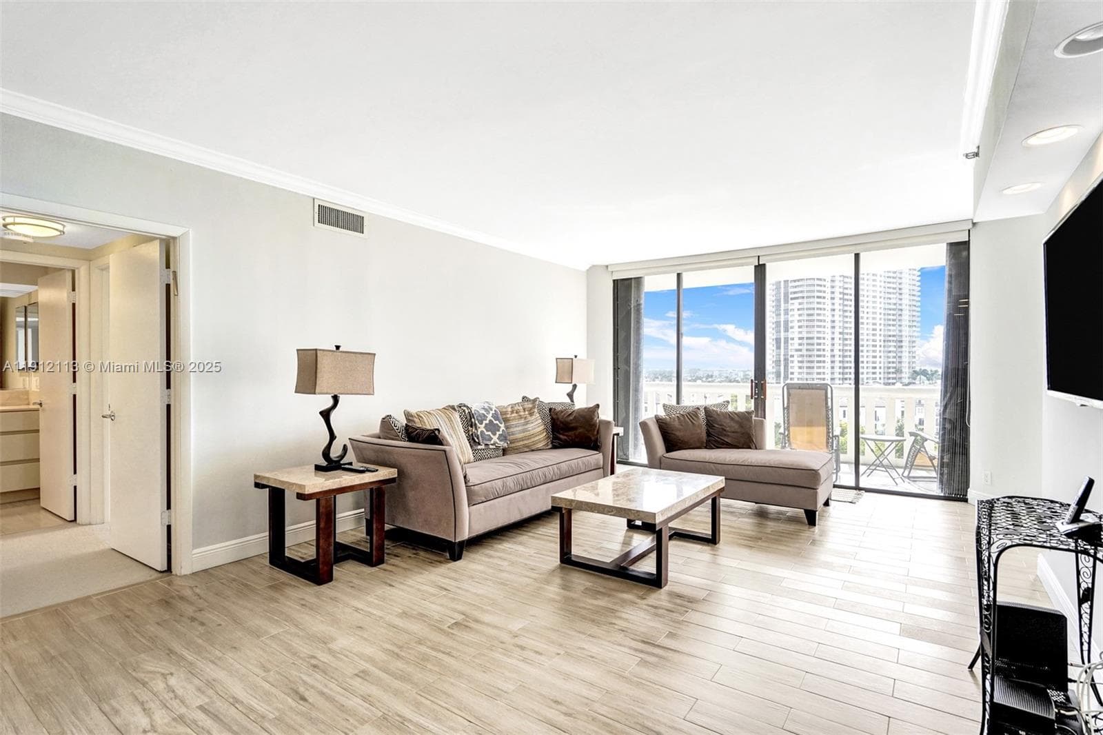 3000 Island Blvd 903 photo 17