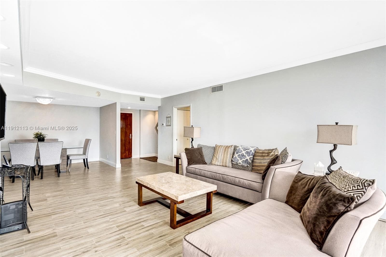3000 Island Blvd 903 photo 16