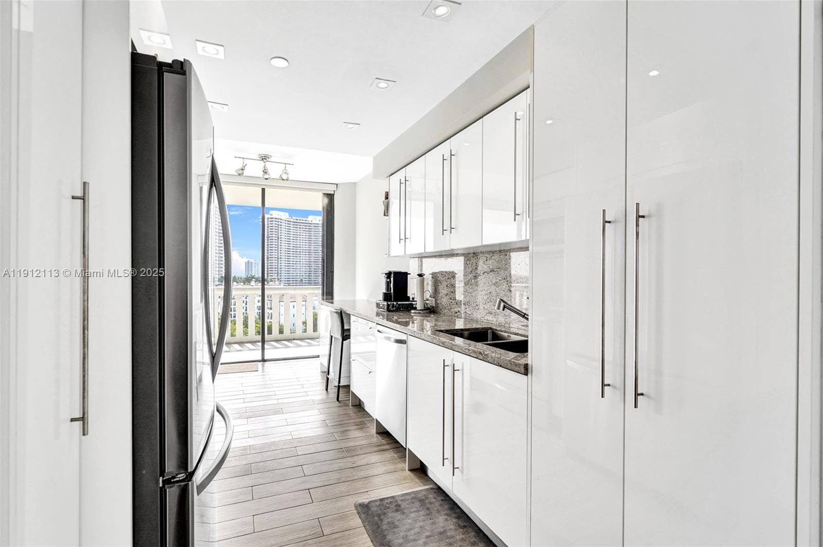 3000 Island Blvd 903 photo 1