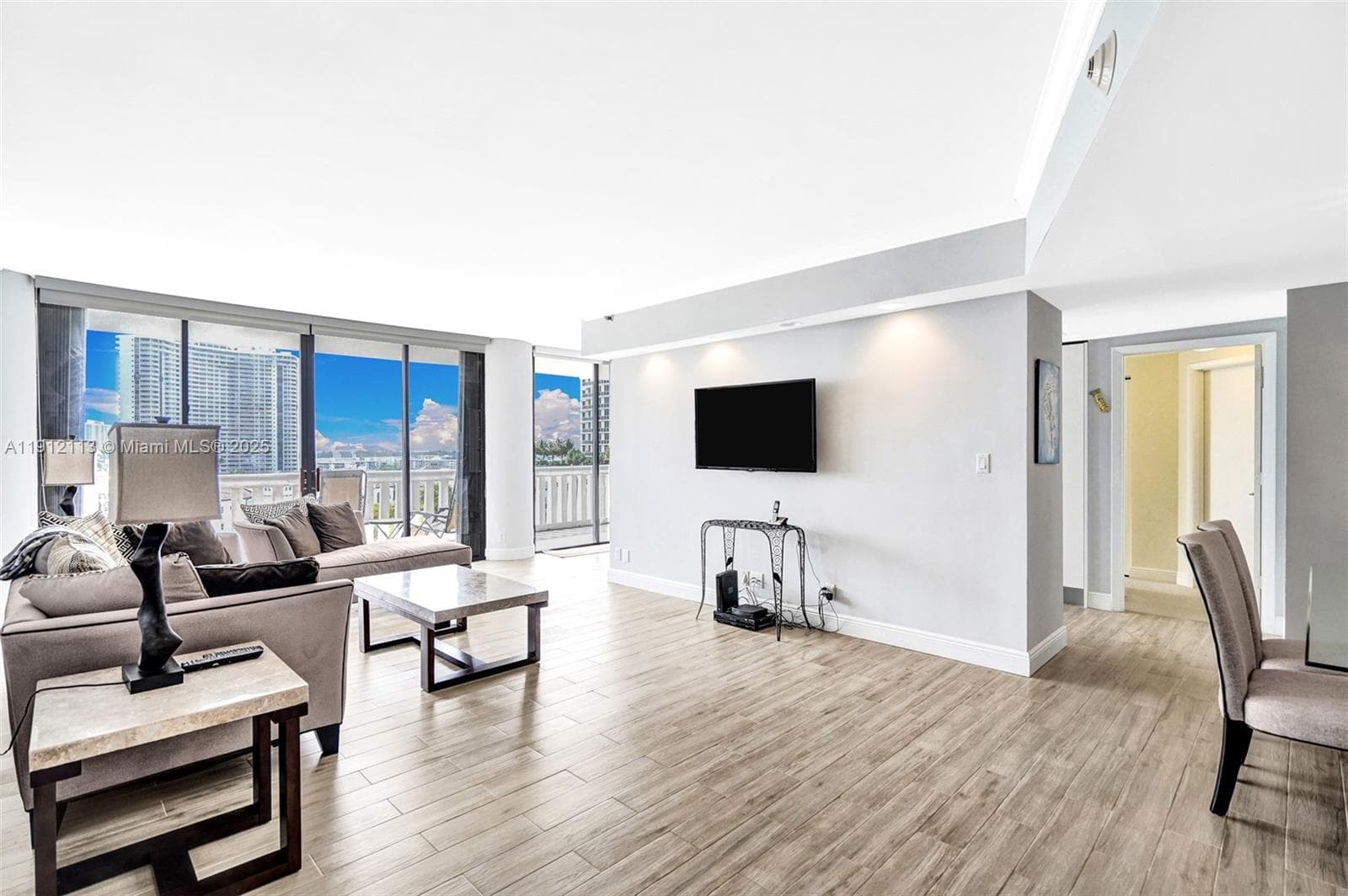 3000 Island Blvd 903 photo 14