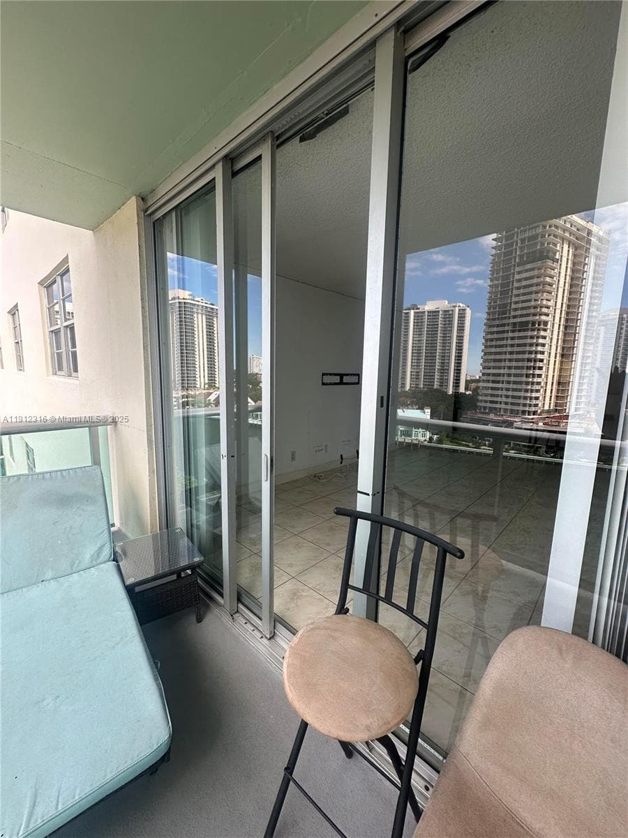 19390 Collins Ave 1019 photo 2