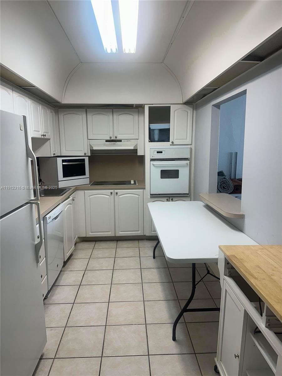 19390 Collins Ave 1019 photo 3