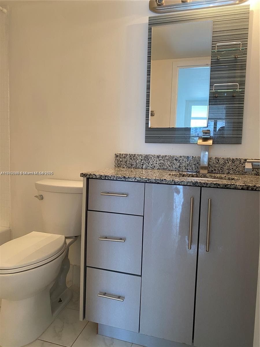 1000 Parkview Dr 226 photo 4