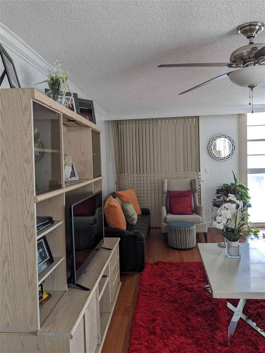 8001 N Crespi Boulevard 2c photo 8