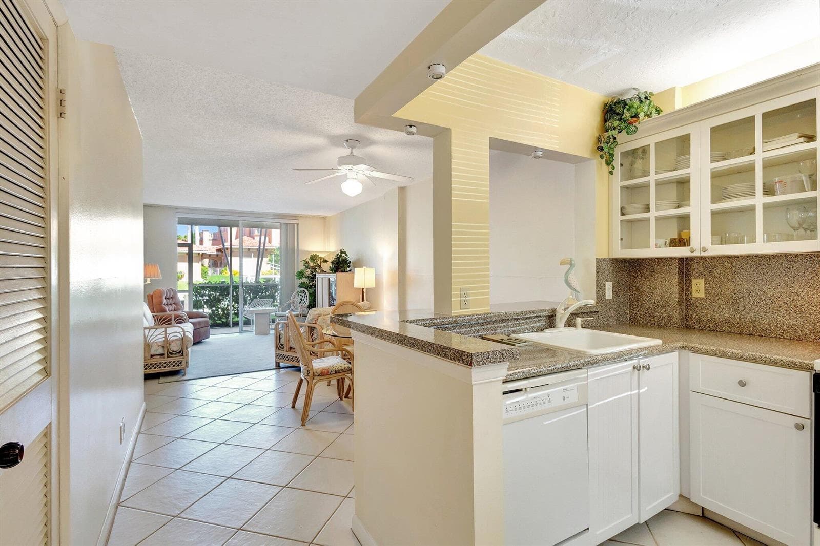 105 Paradise Harbour Boulevard 109 photo 3