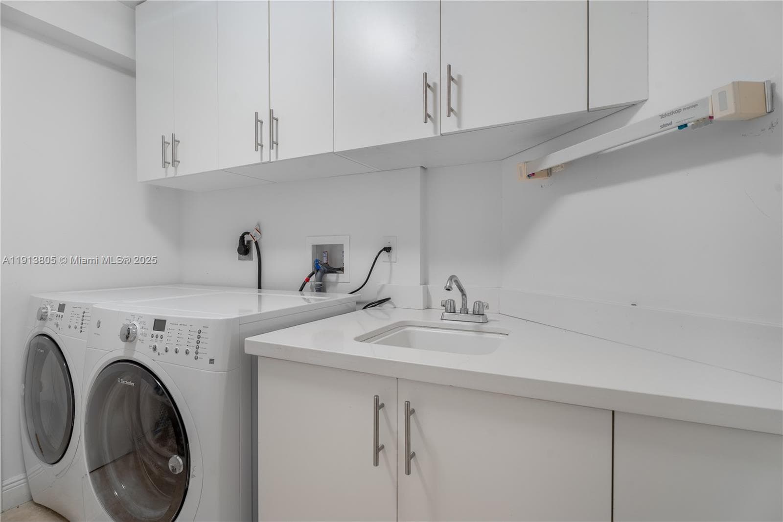 2600 Island Blvd 1605 photo 13