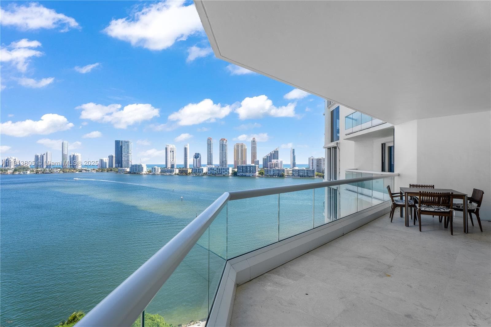 2600 Island Blvd 1605 photo 17