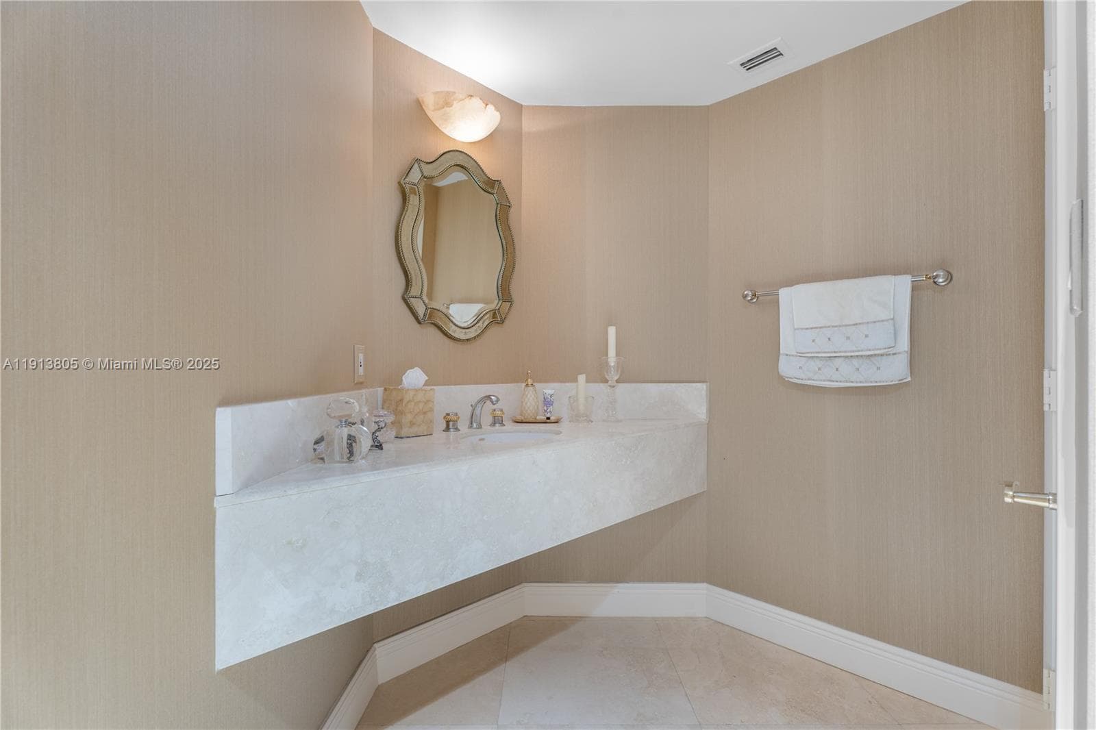 2600 Island Blvd 1605 photo 16