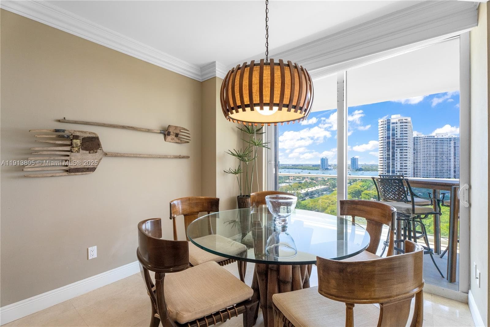 2600 Island Blvd 1605 photo 10