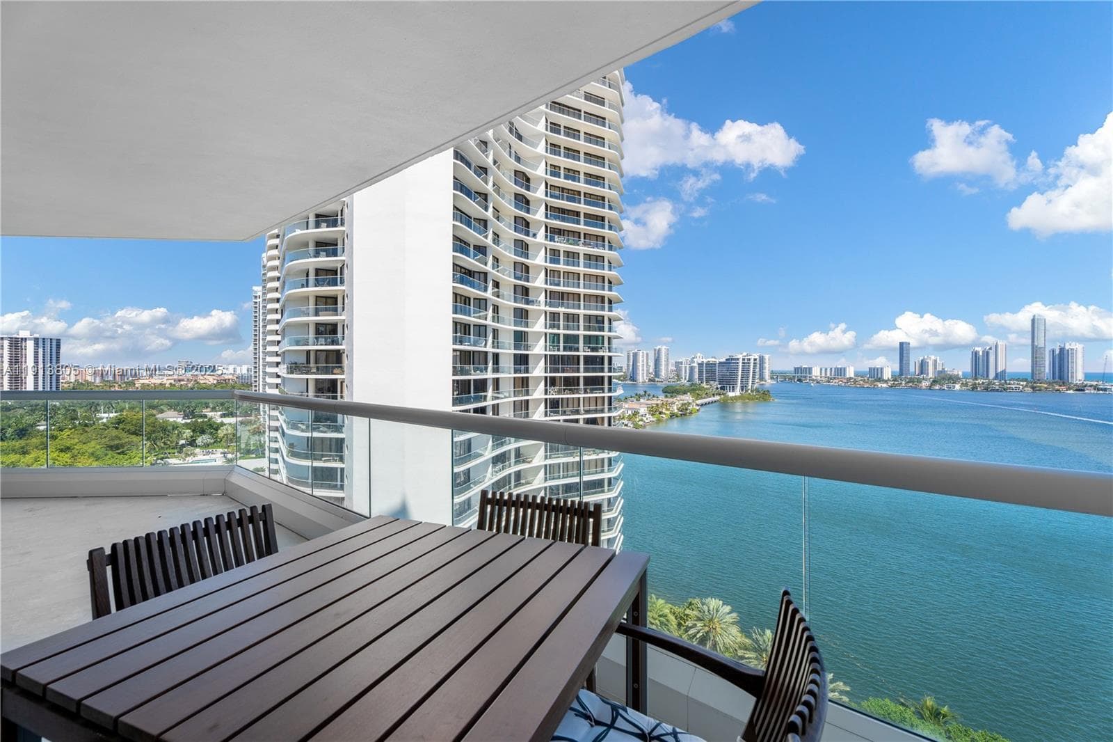 2600 Island Blvd 1605 photo 14