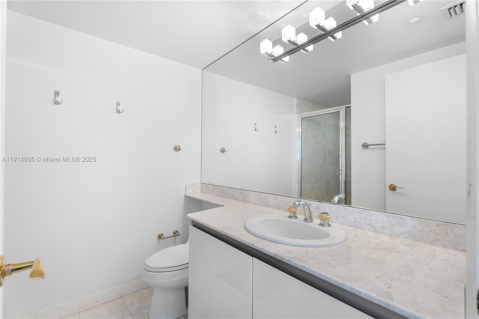 2600 Island Blvd 1605 photo 25
