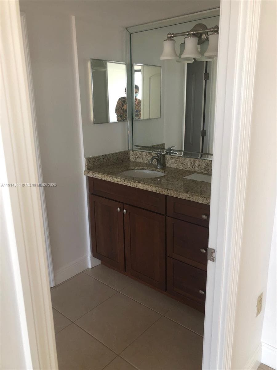 3701 Country Club Dr 1901 photo 10