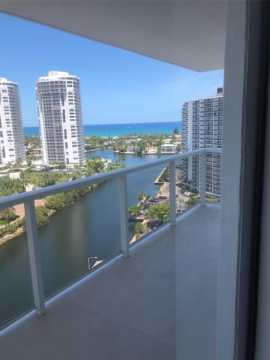 3701 Country Club Dr 1901 photo 4