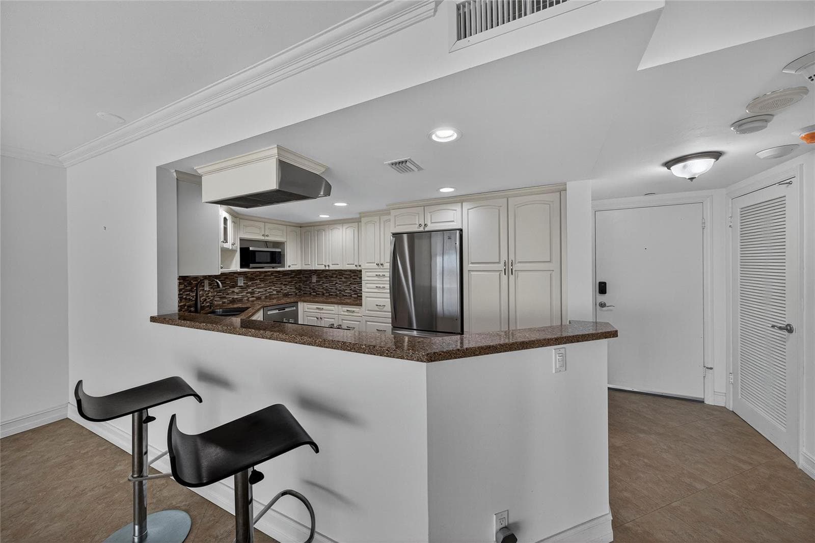 2100 S Ocean Drive 11-L photo 8
