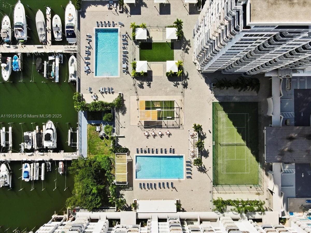18011 Biscayne Blvd photo 3