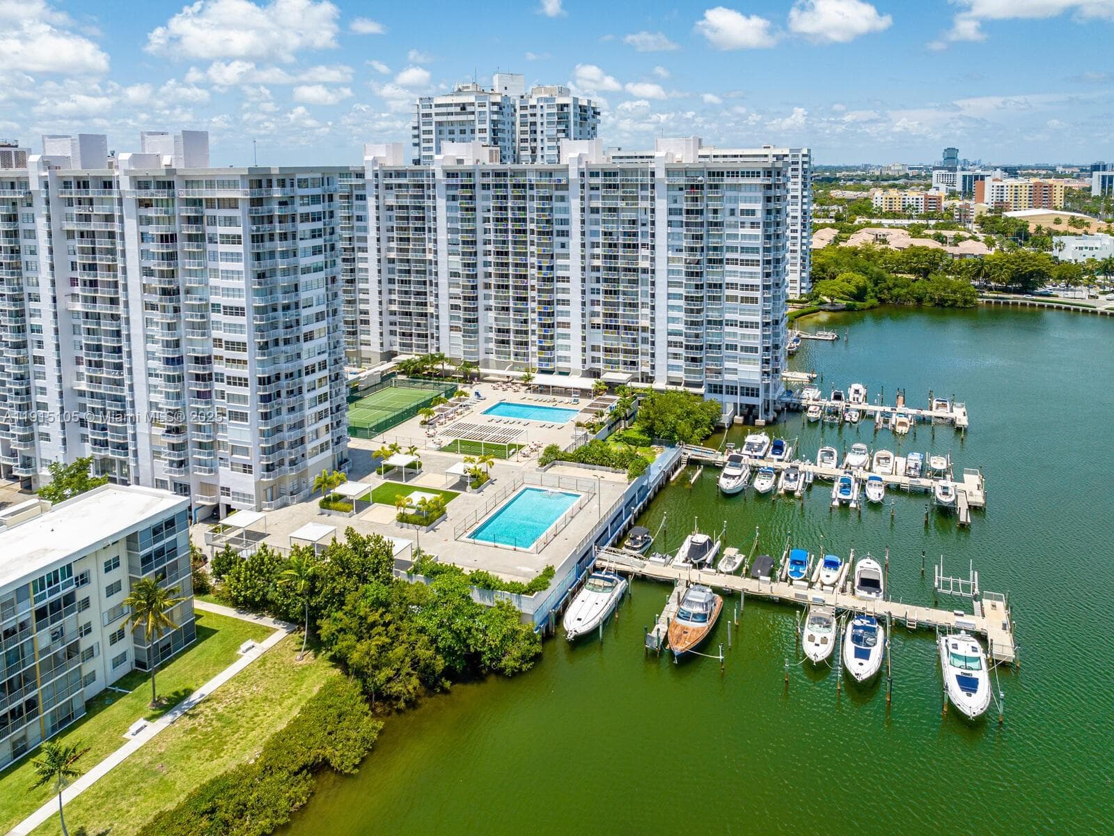 18011 Biscayne Blvd photo 4