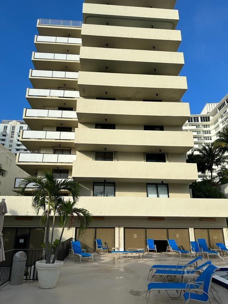 1621 Collins Ave 505 photo 3