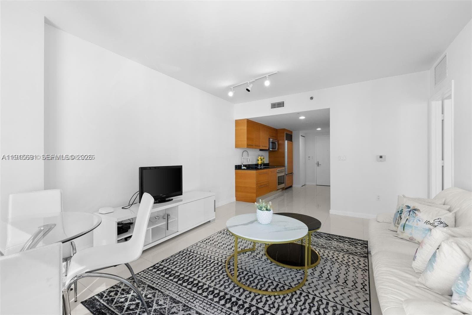 495 Brickell Ave 2206 photo 9