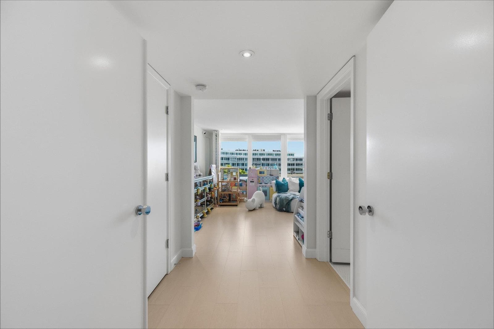 100 Sunrise Avenue 520/521 photo 3