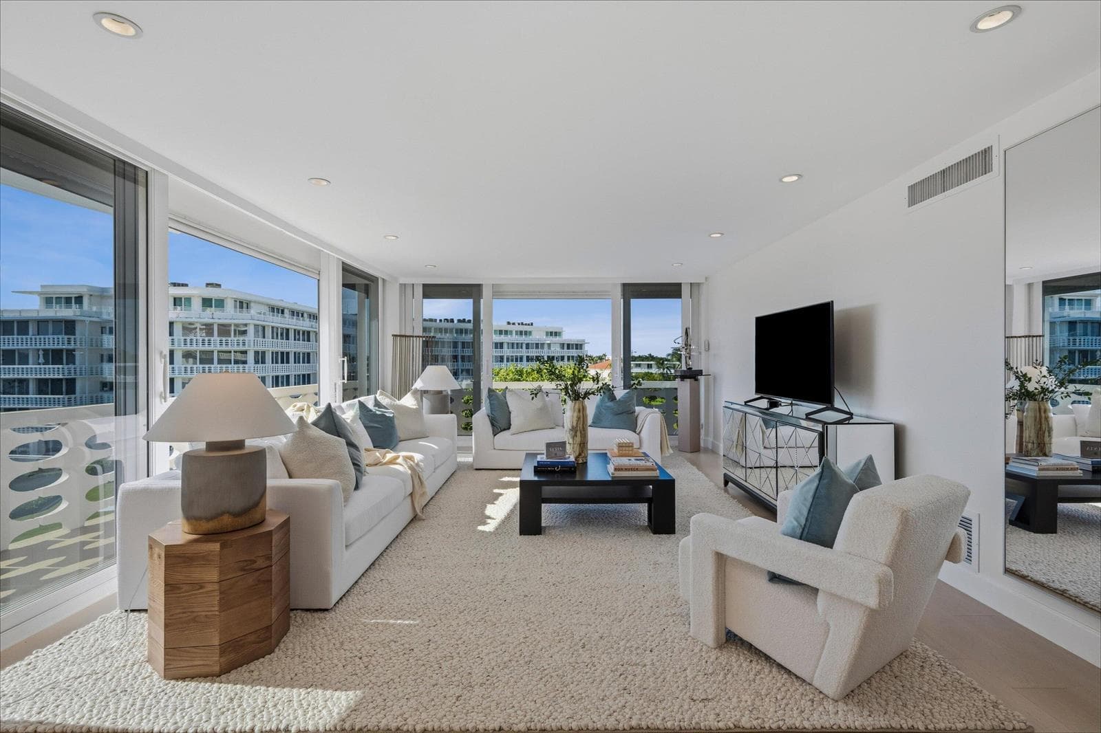 100 Sunrise Avenue 520/521 photo 1