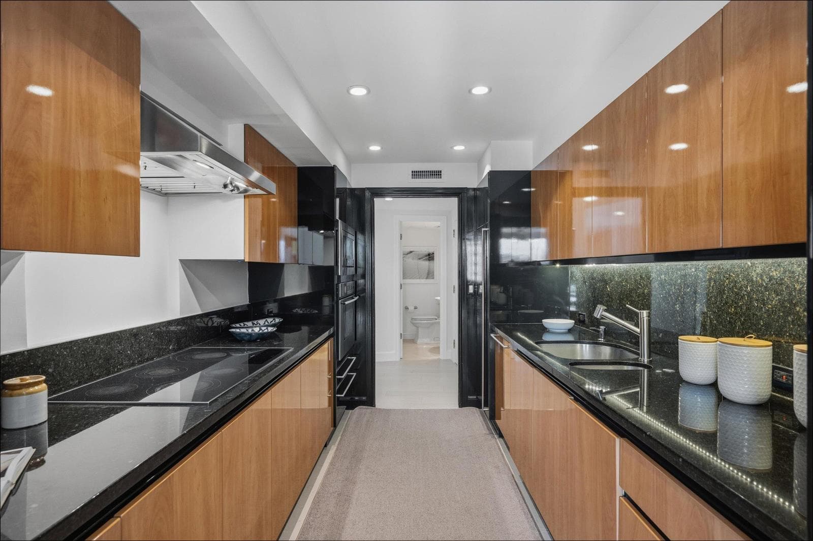 100 Sunrise Avenue 520/521 photo 9