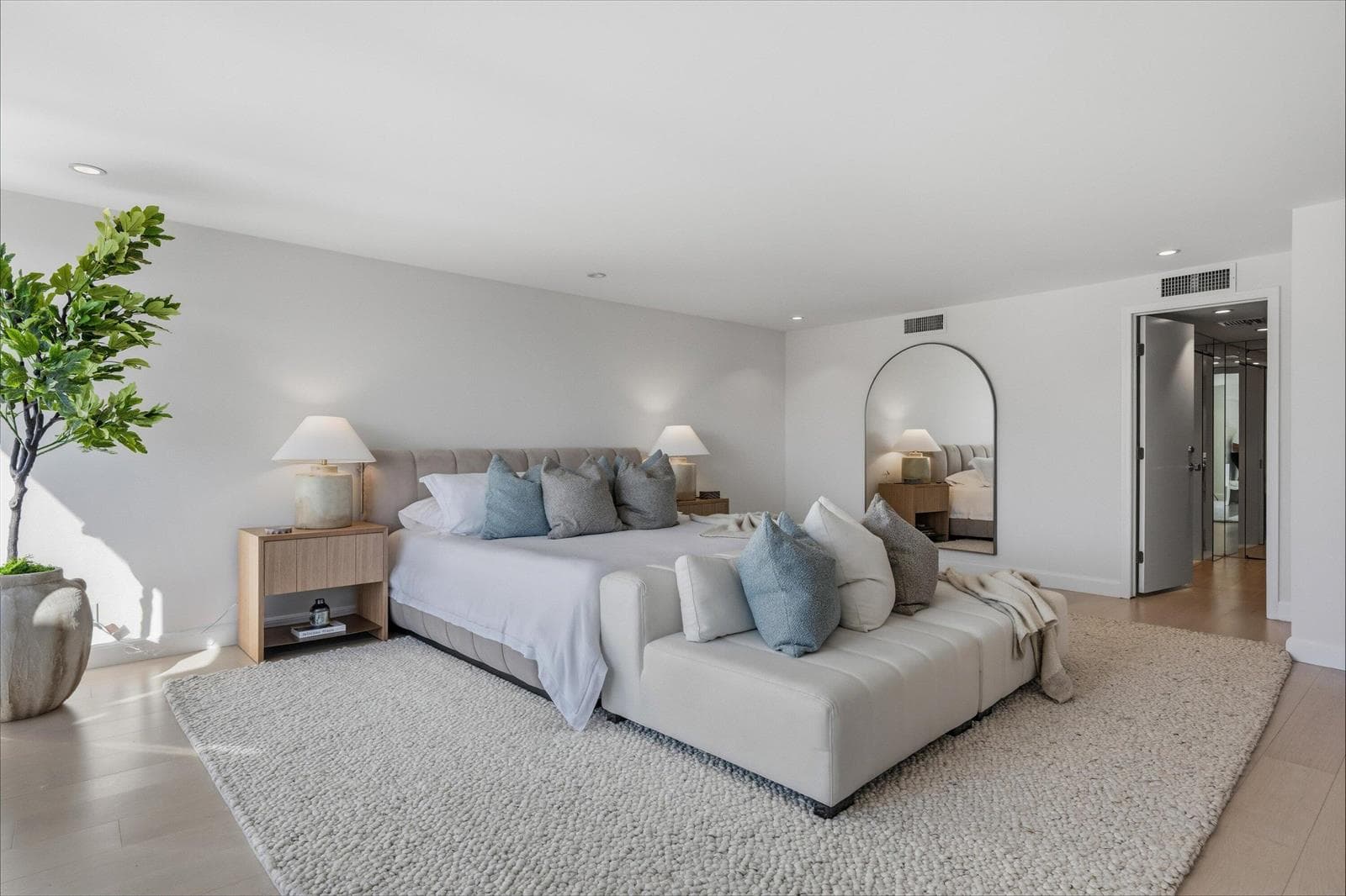 100 Sunrise Avenue 520/521 photo 14