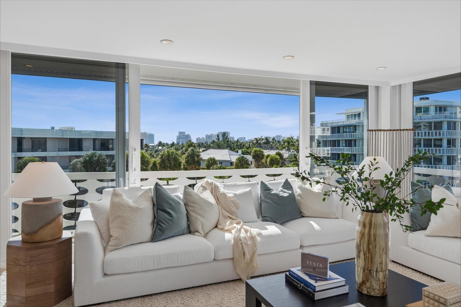 100 Sunrise Avenue 520/521 photo 4