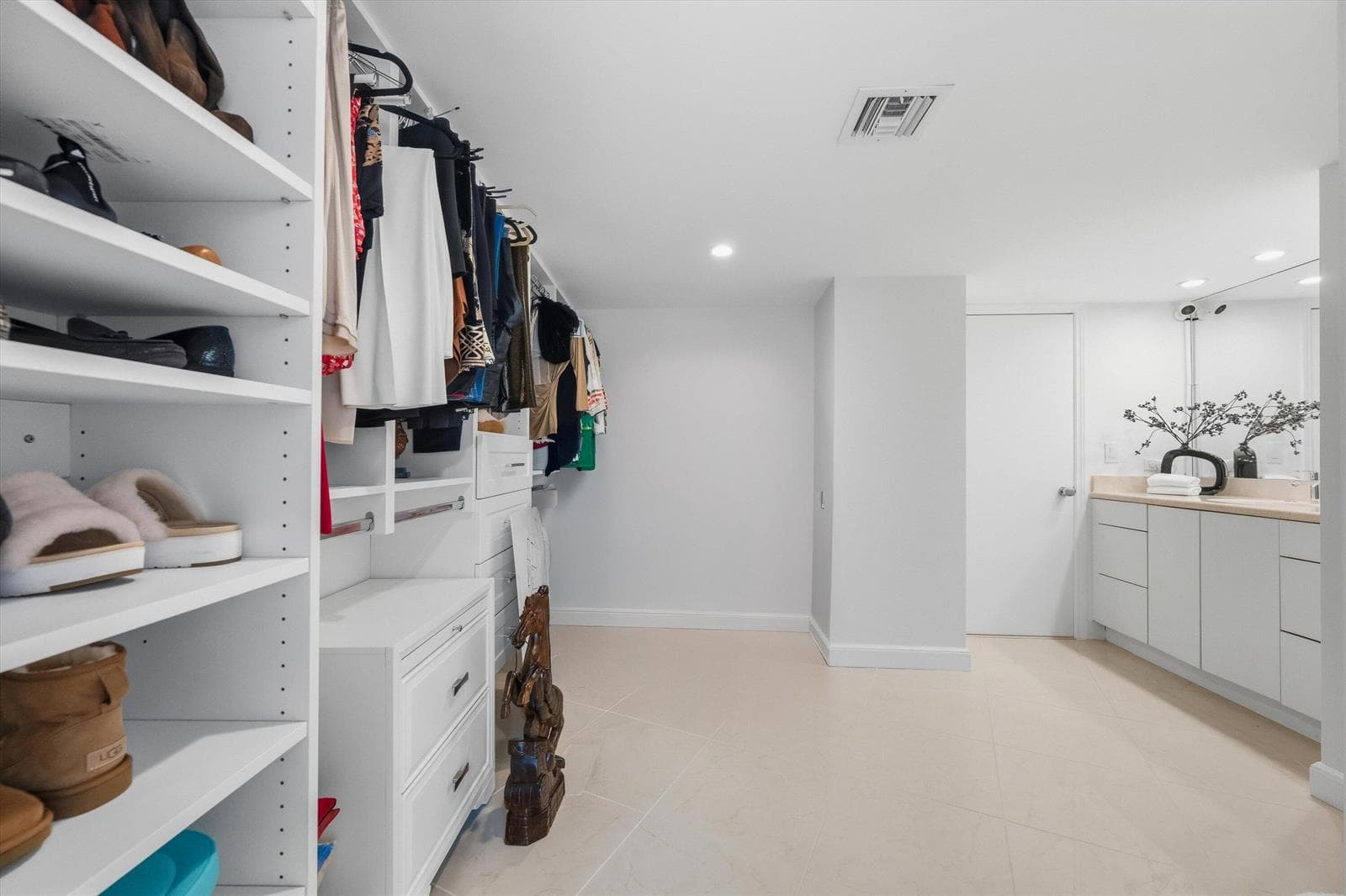 100 Sunrise Avenue 520/521 photo 25
