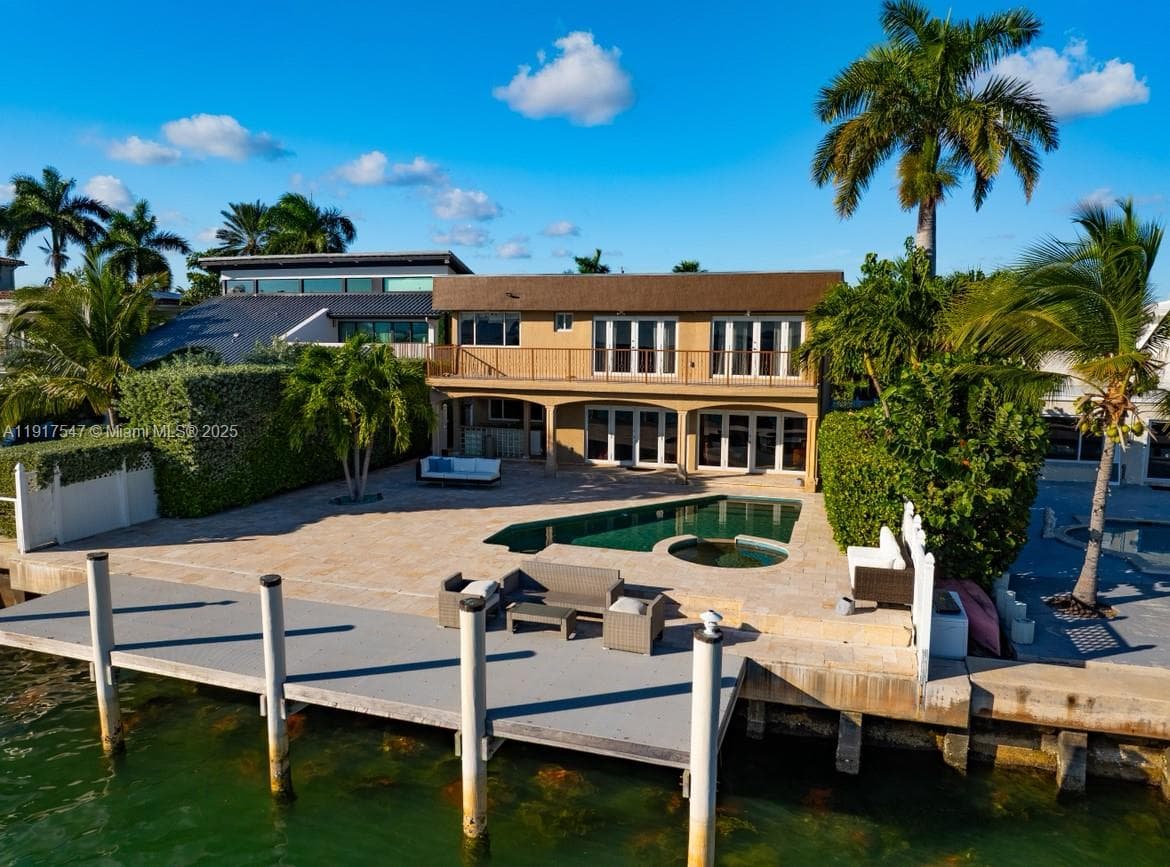 1500 Treasure Dr photo 4