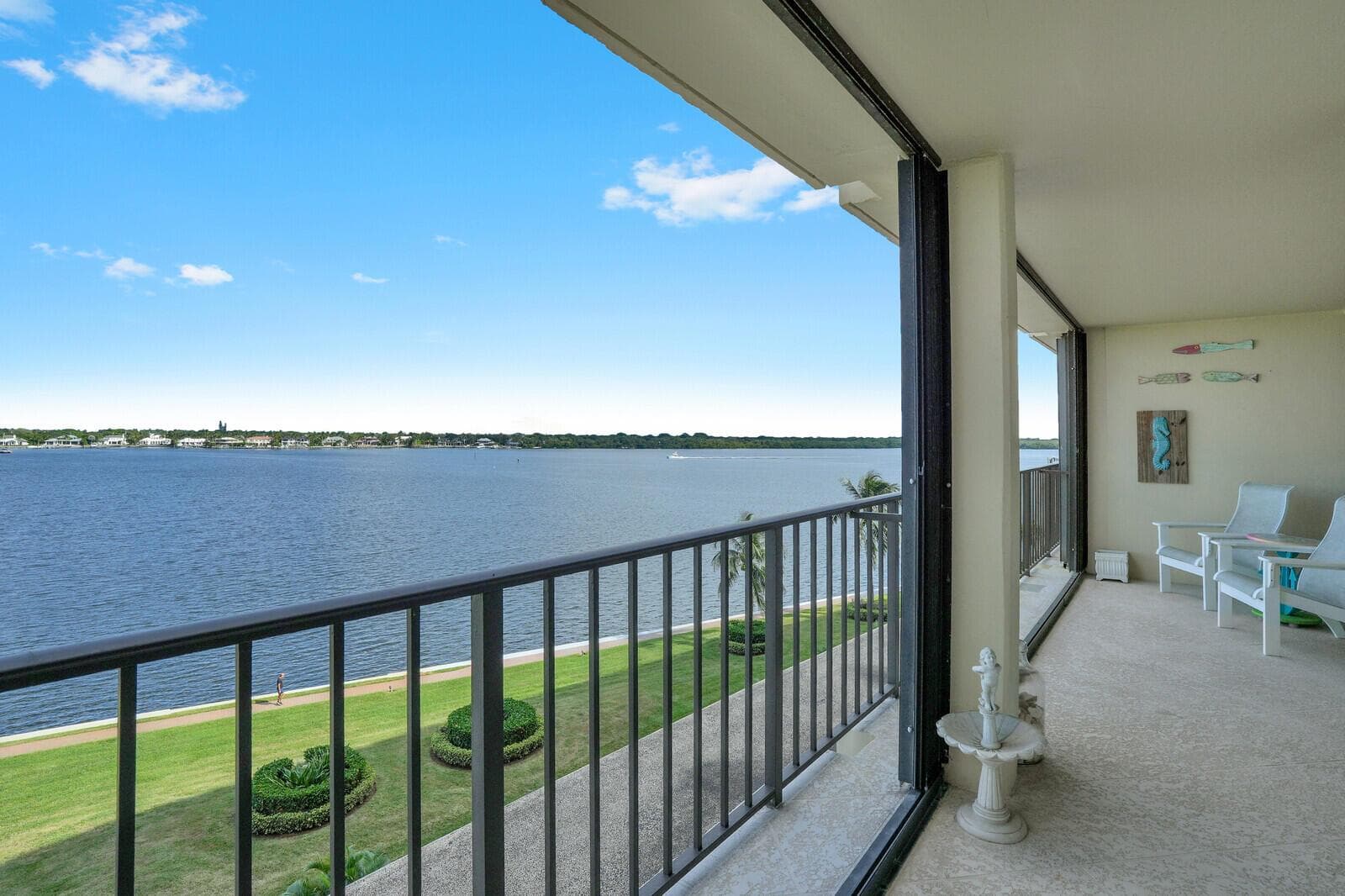 132 Lakeshore Drive 617 photo 16