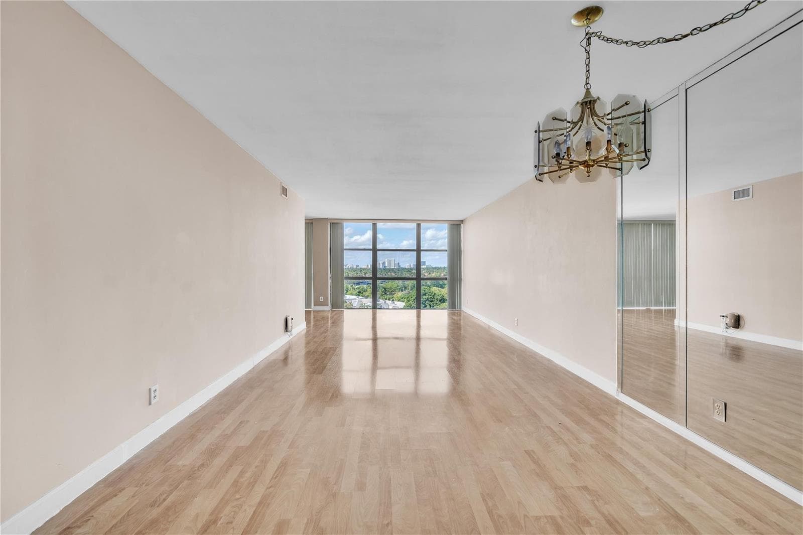 1000 Parkview Drive 925 photo 2