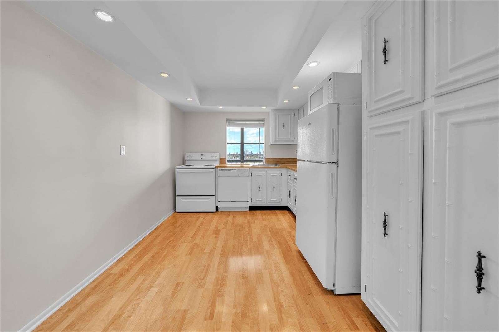 1000 Parkview Drive 925 photo 10