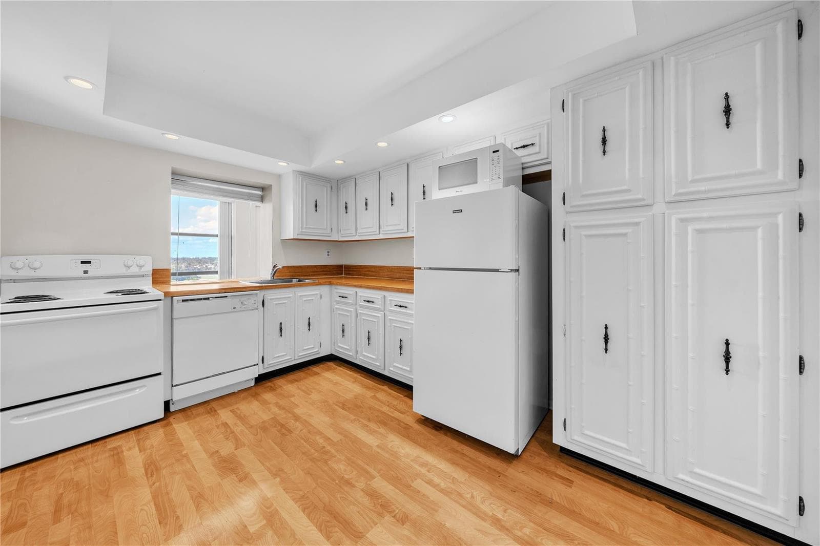 1000 Parkview Drive 925 photo 11