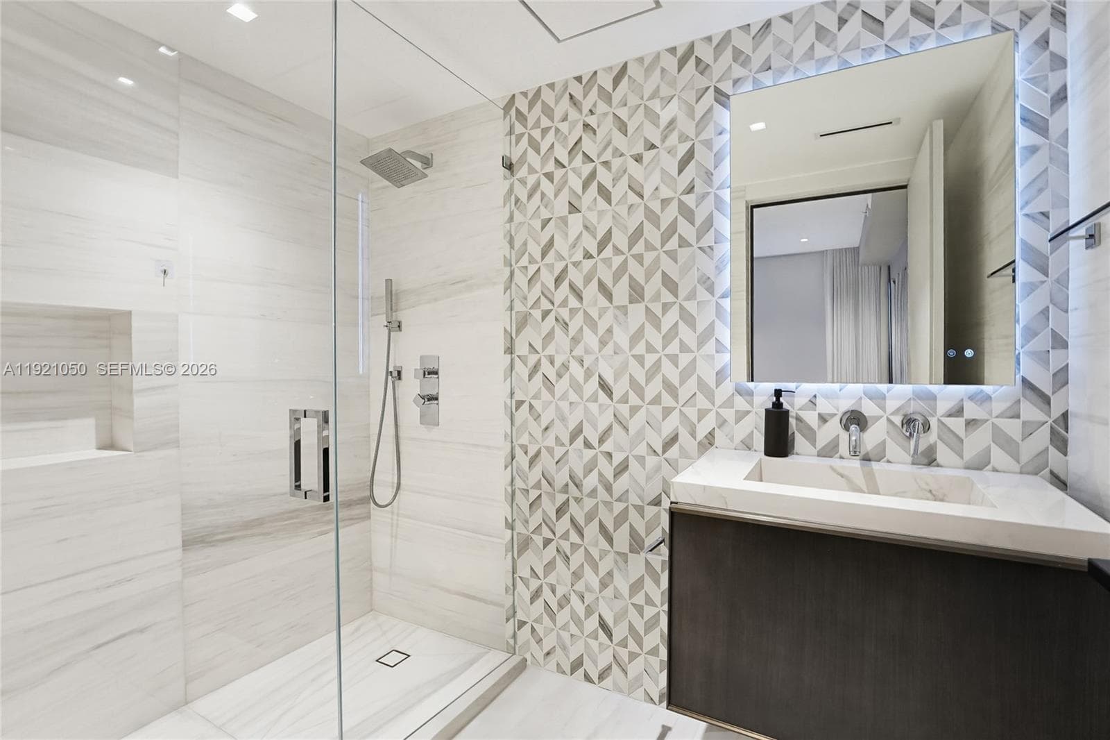 5875 Collins Ave 902 photo 19