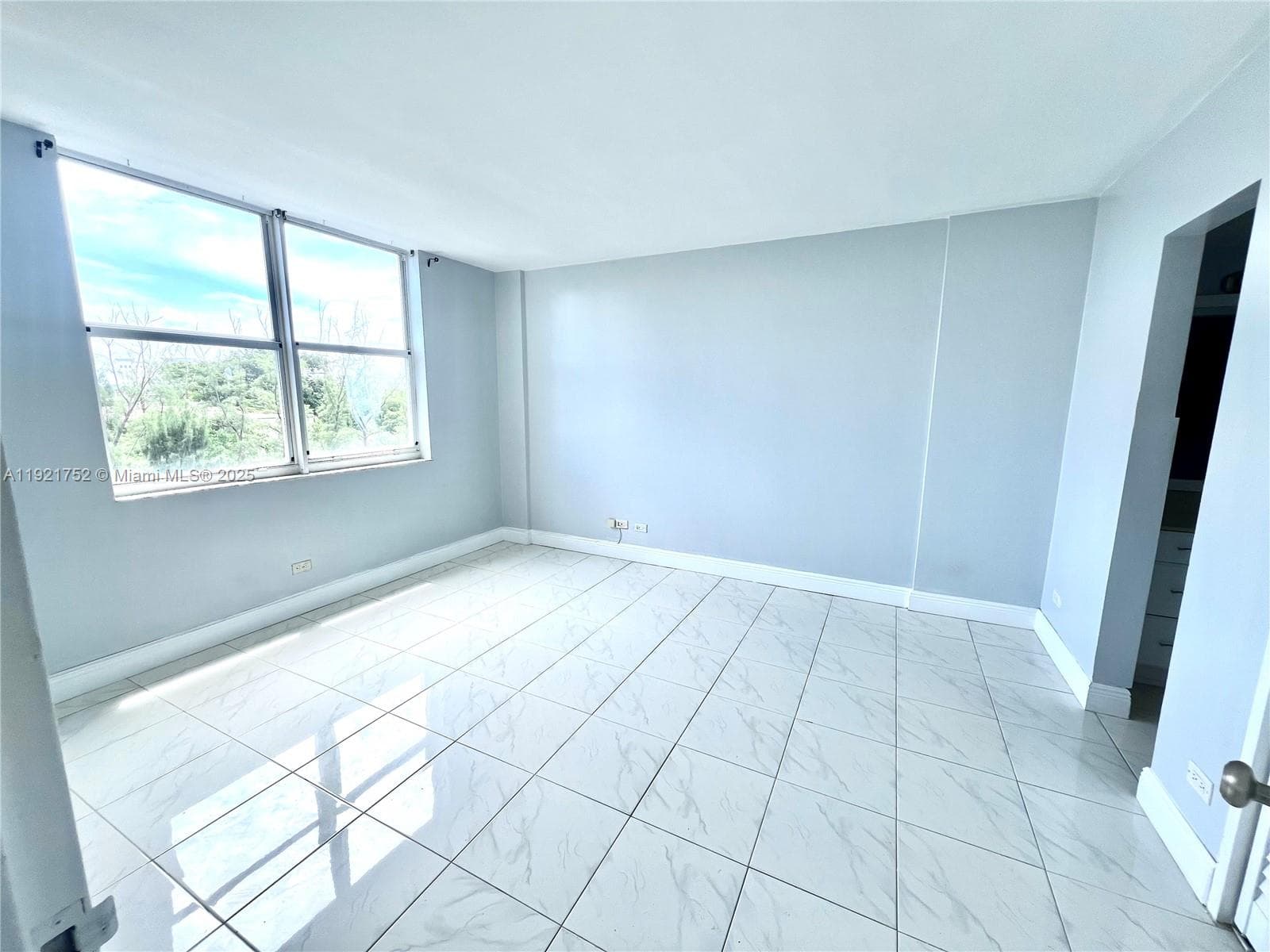 3660 166th St 505 photo 9