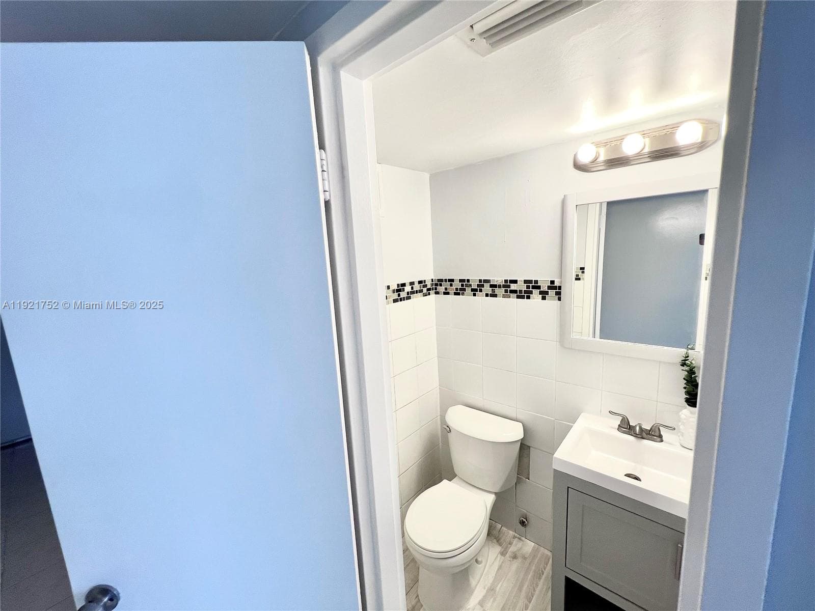 3660 166th St 505 photo 18