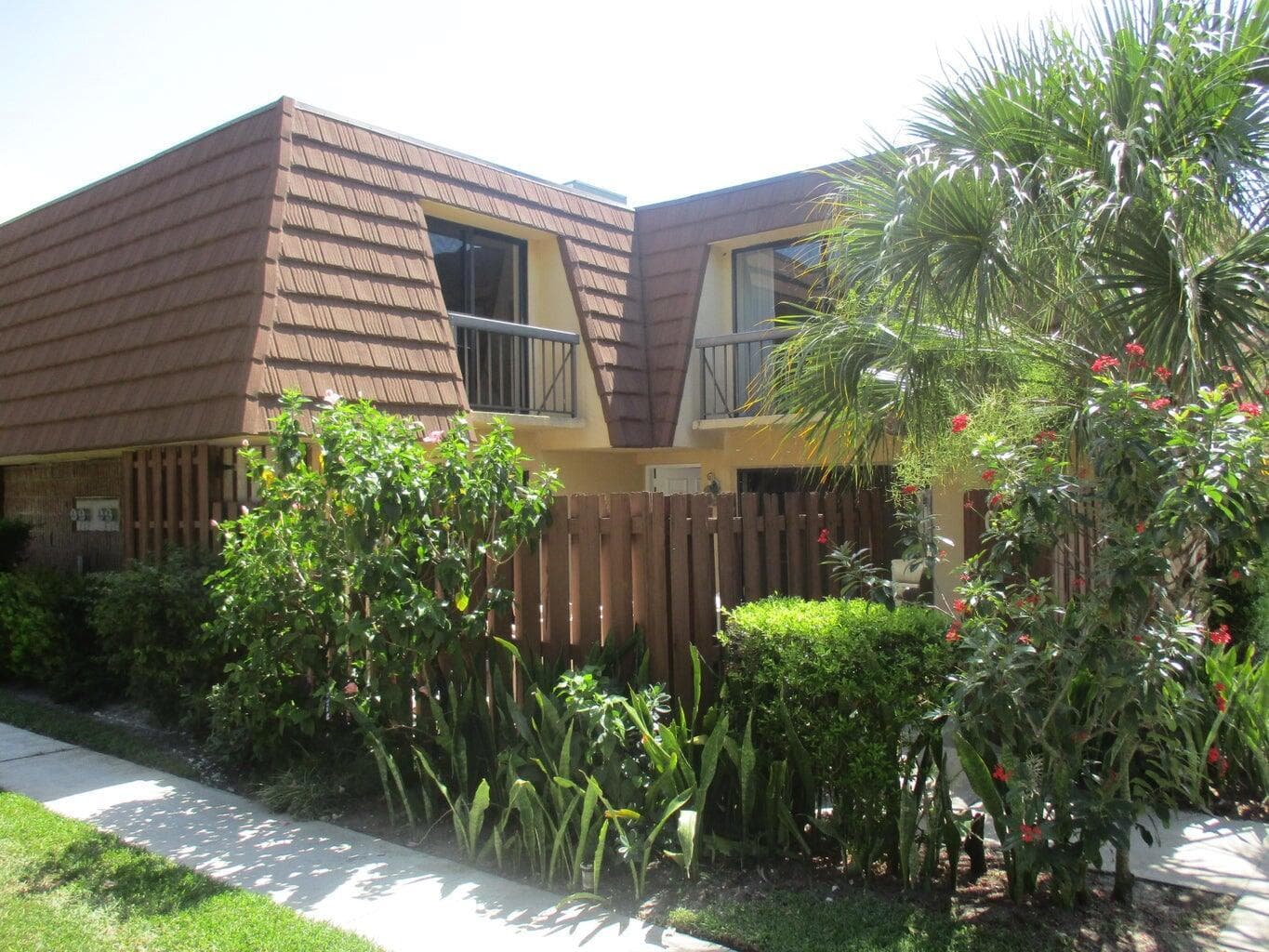 825 Center Street 3c photo 1