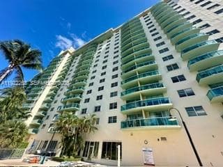 19390 Collins Ave 414 photo 4