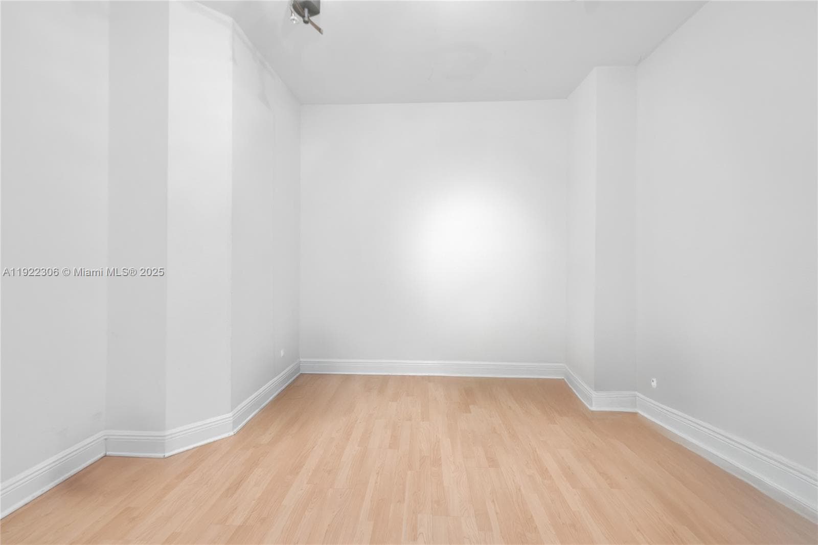 21050 Point Pl 2001 photo 22
