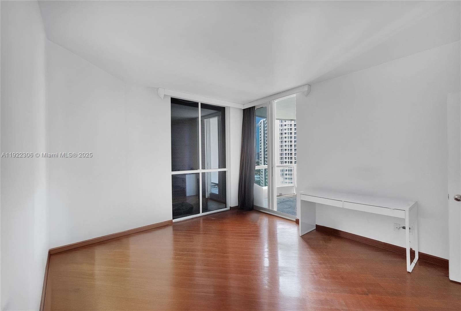 21050 Point Pl 2001 photo 25